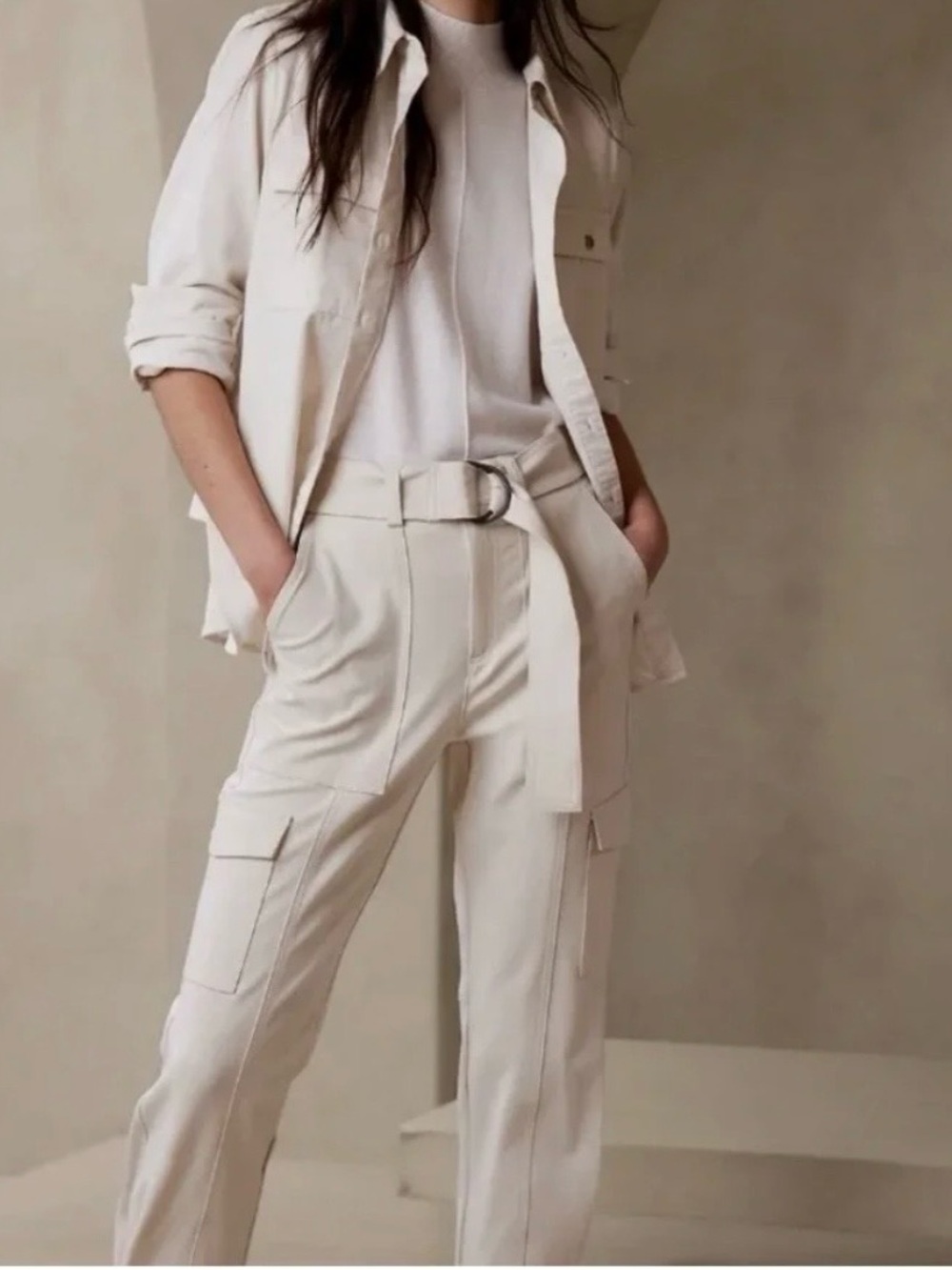 Banana Republic Cream Cargo Pants. Rayon & Spandex mix.  Sz 4 NO BELT